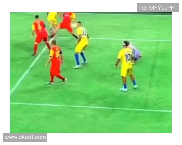 足球明星小罗在激烈比赛中展现超凡技艺引发球迷热烈追捧与赞叹 足球明星小罗在激烈比赛中展现超凡技艺引发球迷热烈追捧与赞叹